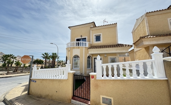 3 Bedroom 2 Bathroom Villa in Villamartin