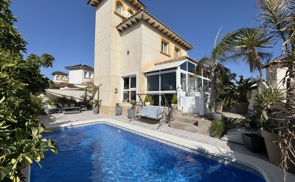 4 Bedroom 3 Bathroom Villa in La Zenia