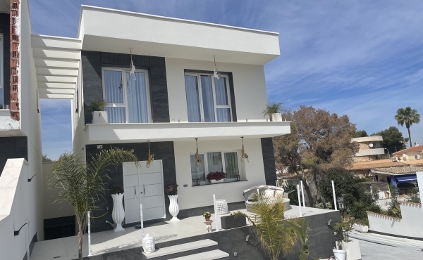 4 Bedroom 4 Bathroom Villa in Los Balcones