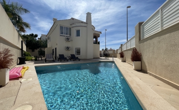 5 Bedroom 4 Bathroom Villa in Villamartin