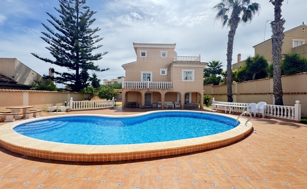 5 Bedroom 3 Bathroom Villa in La Zenia