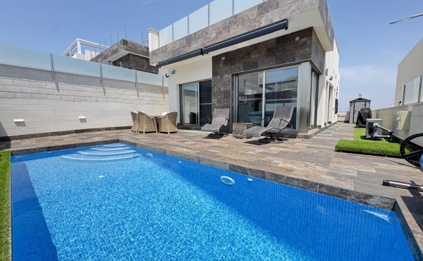 4 Bedroom 4 Bathroom Villa in Villamartin