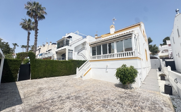 3 Bedroom 3 Bathroom Villa in Villamartin